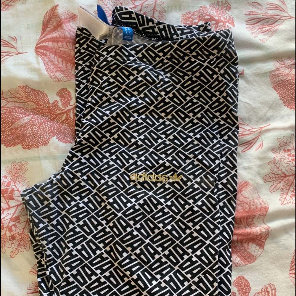 Adidas trefoil with graphic pattern leggings